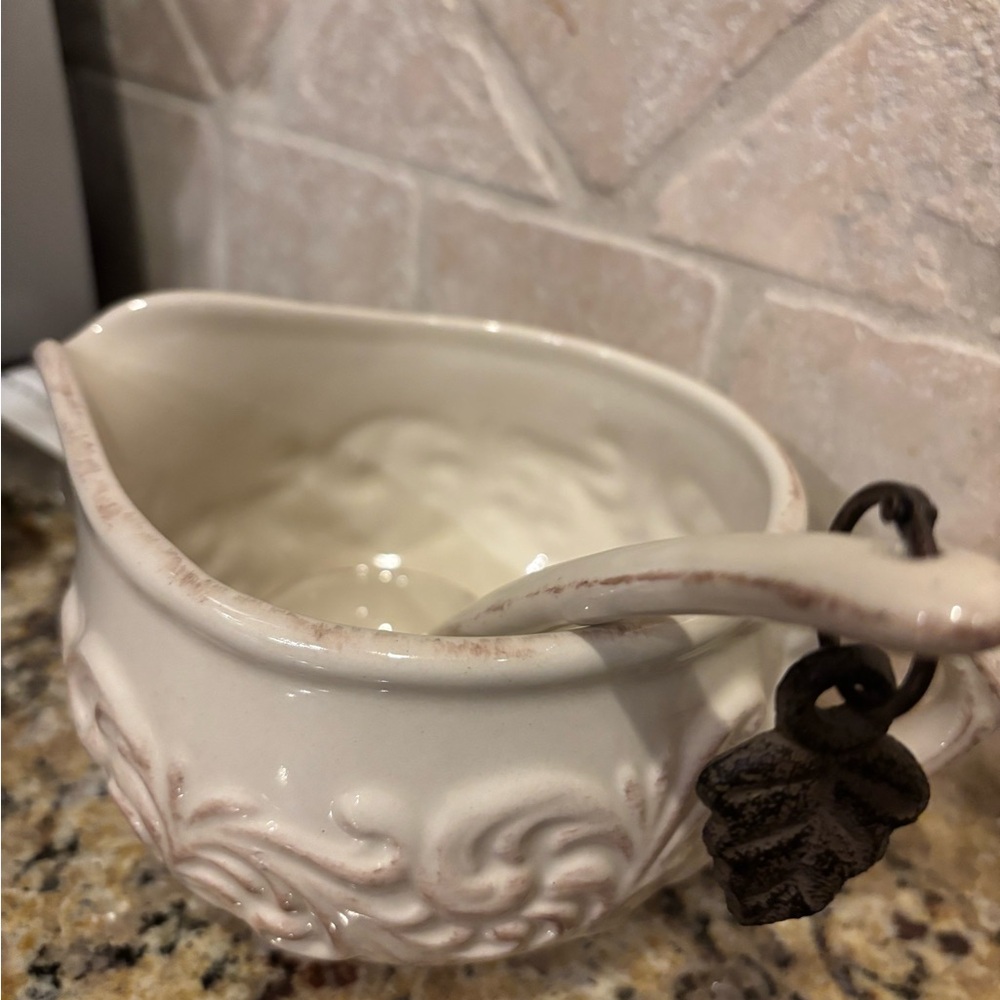 GG COLLECTION Elegant Cream Ceramic Gravy Boat
